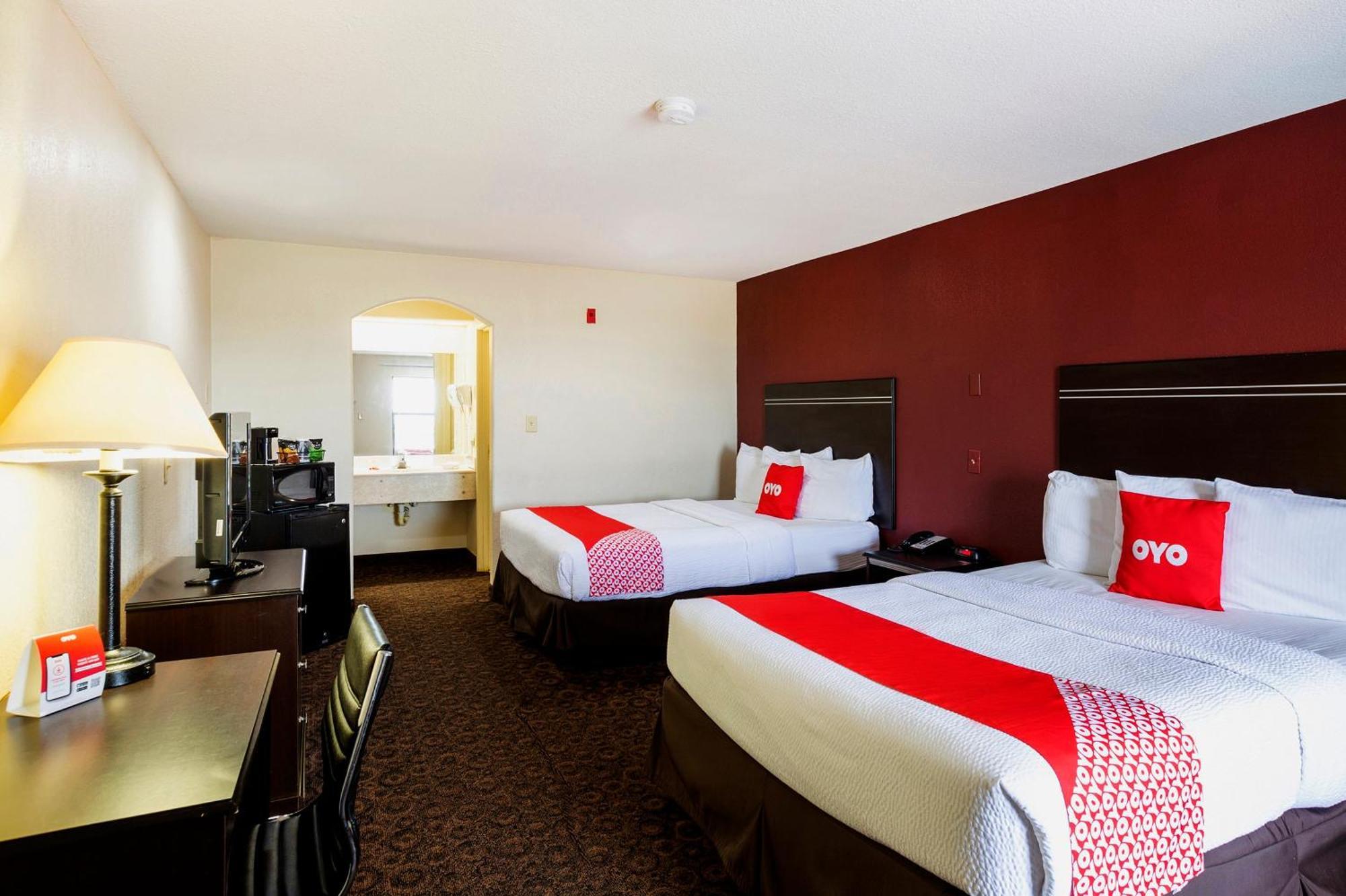 Oyo Hotel Lsu Порт Алън Екстериор снимка