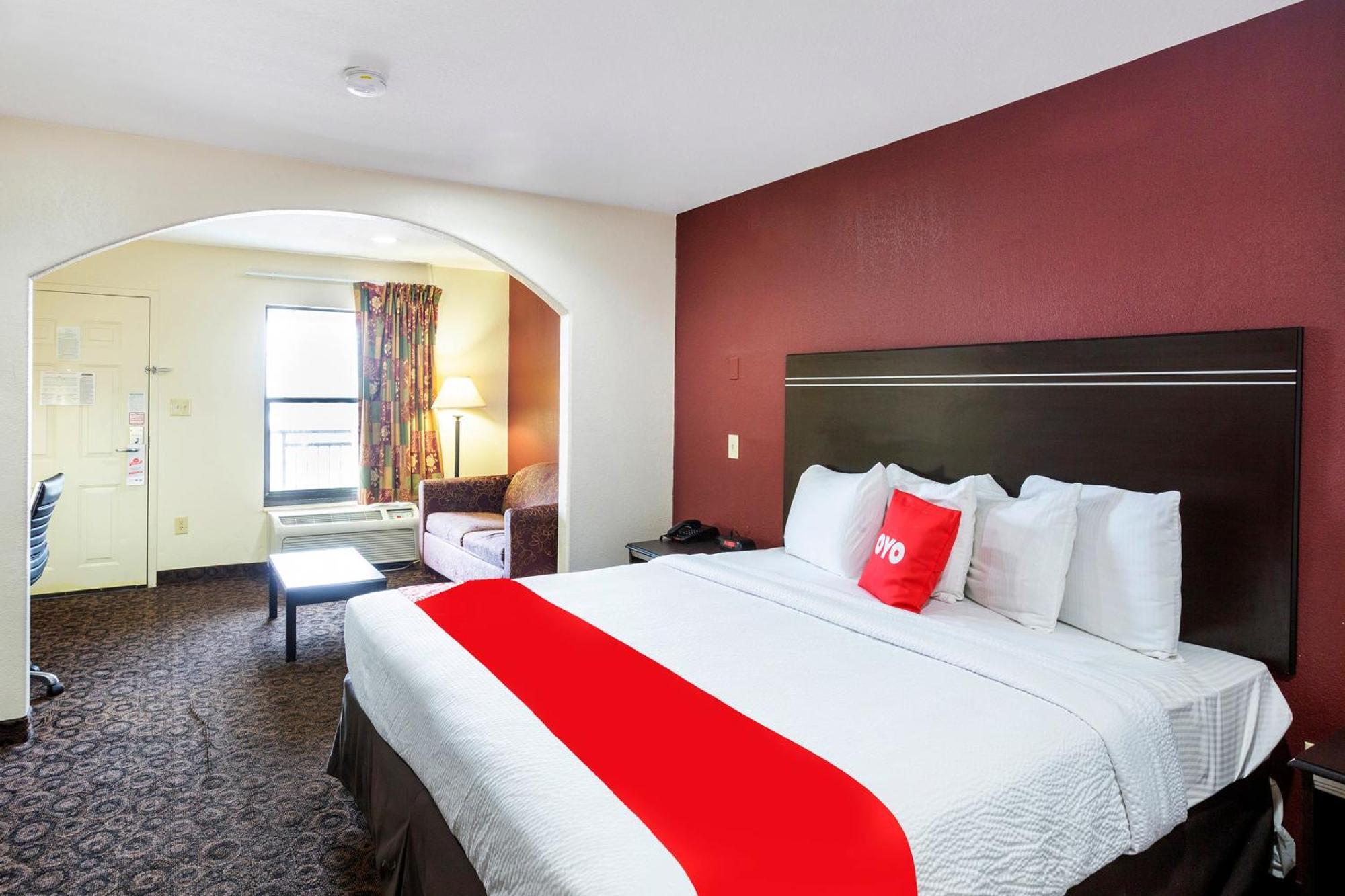 Oyo Hotel Lsu Порт Алън Екстериор снимка