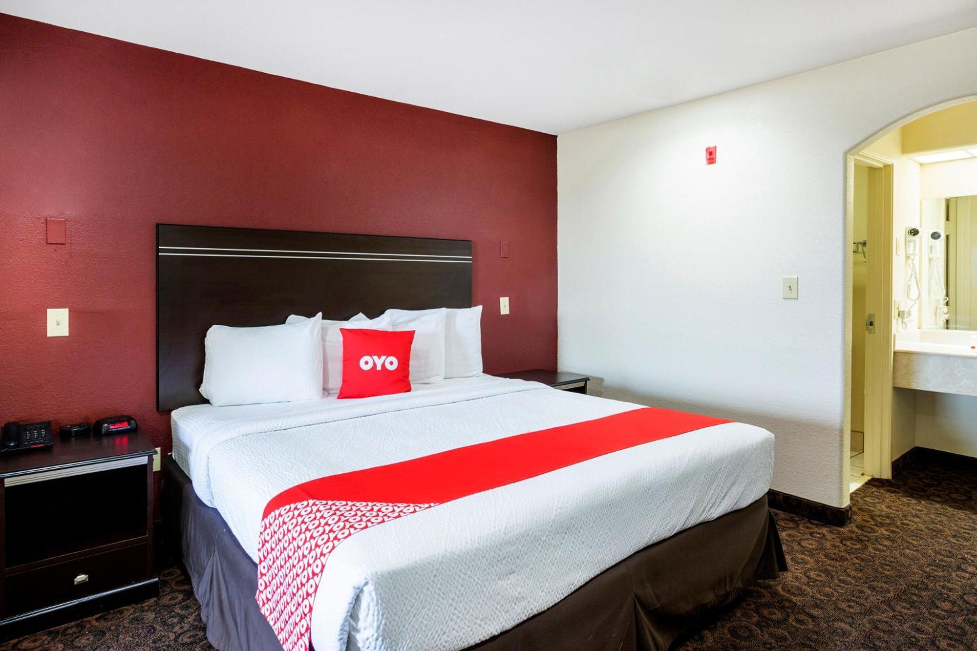 Oyo Hotel Lsu Порт Алън Екстериор снимка