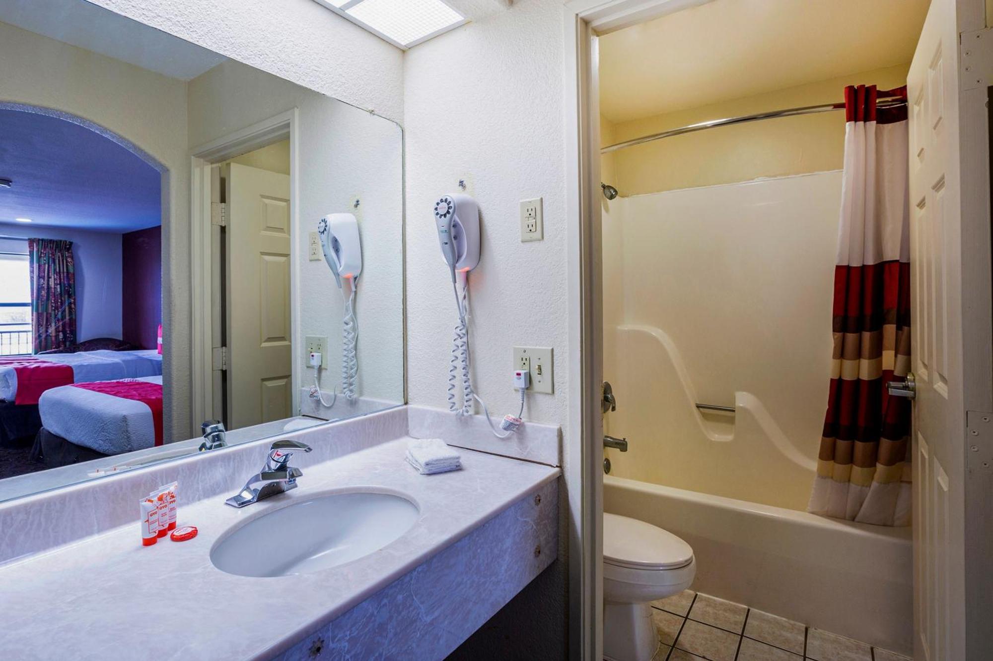 Oyo Hotel Lsu Порт Алън Екстериор снимка
